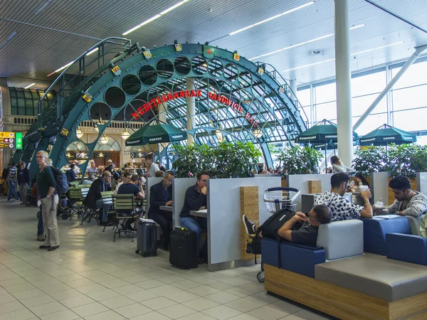 AMSTERDAM, PAÍSES BAJOS el 5 de julio de 2016. Los pasajeros esperan una salida en el aeropuerto de Schiphol —  Fotos de Stock