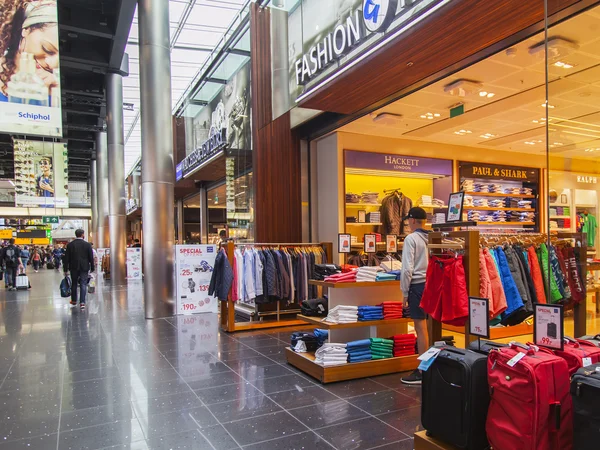 AMSTERDAM, NETHERLANDS on JULY 5, 2016. A shopping zone at the Schiphol airport — Stock Photo, Image