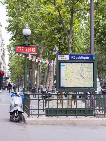 París, Francia, 12 de julio de 2016. Una entrada en la estación de metro en la zona de la República — Foto de Stock