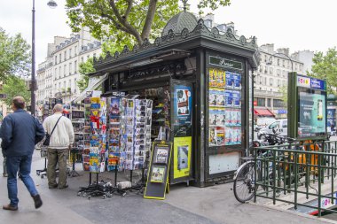 Paris, Fransa, üzerinde 12 Temmuz 2016. Basın satış standı