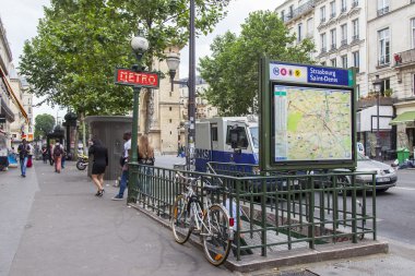 Paris, Fransa, üzerinde 12 Temmuz 2016. Metro istasyonu girişi 