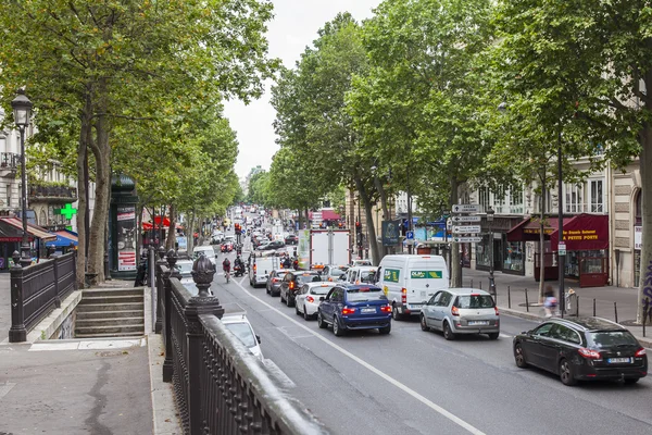 París, Francia, 12 de julio de 2016. Típica vista urbana. El vapor de los coches va por la calle Turbigo . —  Fotos de Stock