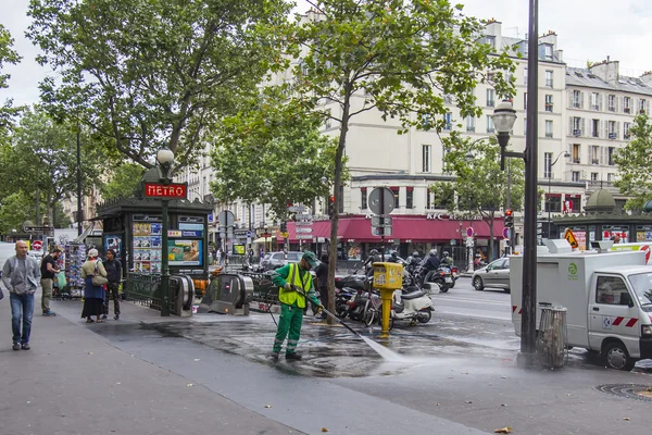 Paryż, Francja, 12 sty 2016. Woźny myje chodniku miasta ulicy — Zdjęcie stockowe