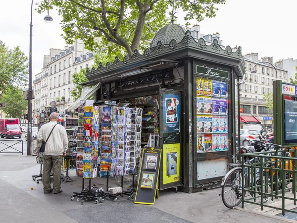 PARIS, FRANCE, på JULY 12, 2016. En bod som selger pressen. – stockfoto