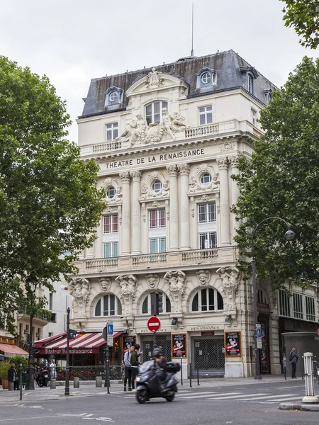 巴黎，法国，在 2016 年 7 月 9 日。在典型的城市街道与历史建筑. — 图库照片