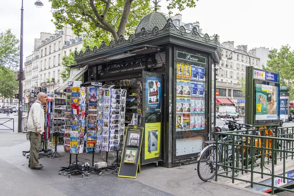 Paryż, Francja, 12 sty 2016. Stoisko sprzedaży prasy — Zdjęcie stockowe