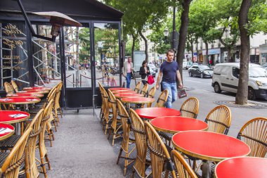 Paris, Fransa, üzerinde 12 Temmuz 2016. Tipik şehir sokak. Yaz Kafe'nin kaldırımda küçük tablolar.