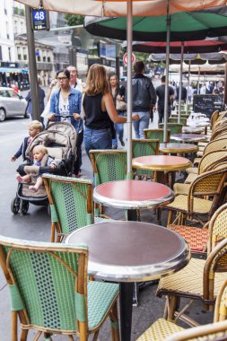 Paris, Fransa, üzerinde 12 Temmuz 2016. Tipik şehir sokak. Yaz Kafe'nin kaldırımda küçük tablolar.