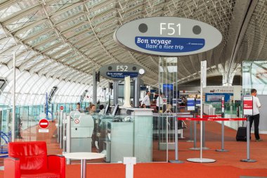 Paris, Fransa, üzerinde 12 Temmuz 2016. Yolcular uçuş geçit Havaalanı Charles de Gaulle terminal 2f gidiş salonunda bekliyoruz