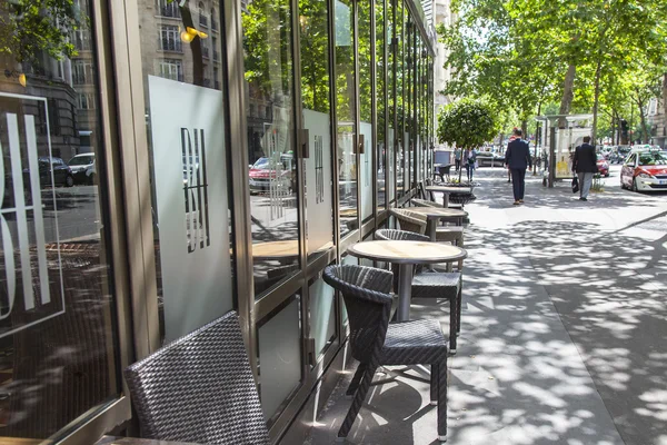 Paris, Frankrike, på 12 juli 2016. Typiska stadsgata. Lilla bordlägger av sommarcafé på trottoaren. — Stockfoto