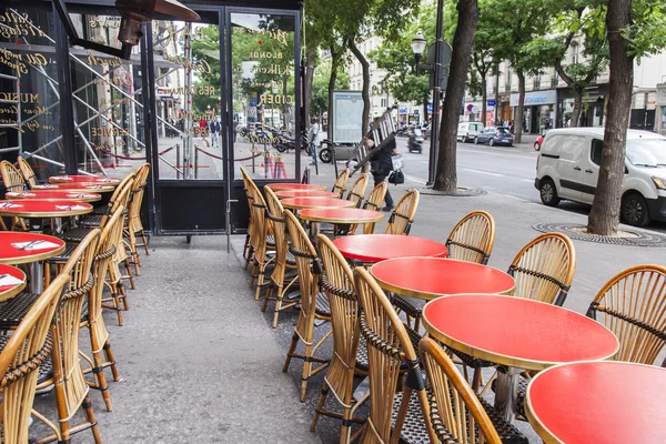 París, Francia, 12 de julio de 2016. Calle típica de la ciudad. Pequeñas mesas de café de verano en la acera . — Foto de Stock