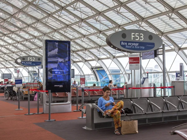 Paris, Frankrike, på 12 juli 2016. Passagerare förväntar sig en flygning grind i hallen på avgångar av terminal 2f på flygplatsen Charles de Gaulle — Stockfoto