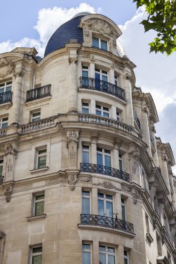 Paris, Fransa, üzerinde 12 Temmuz 2016. Tarihi kentin çevresindeki binaların tipik mimari detaylar.