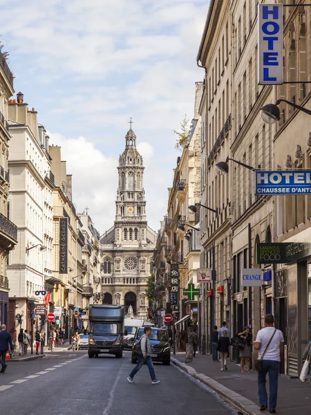 PARIS, FRANCE, le 12 juillet 2016. Vue urbaine typique le jour d'été — Photo