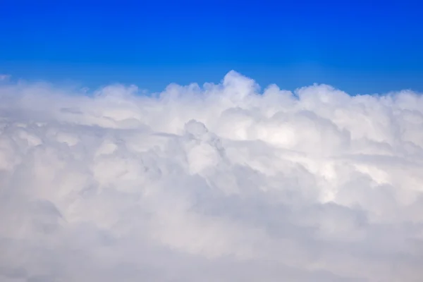 天の風景です。白い雲が空飛ぶ飛行機の窓からの眺め — ストック写真