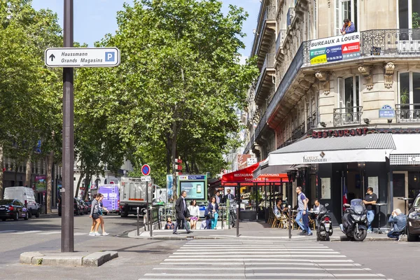PARIS, FRANCE, on JULY 12, 2016. The typical city street in Grande Boulevards areal. — Stock Photo, Image