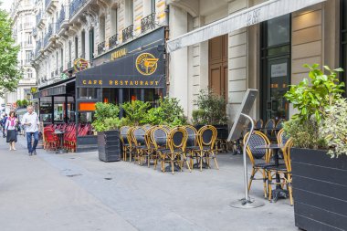  Paris, Fransa, üzerinde 12 Temmuz 2016. Tipik şehir sokak. Kaldırımda açık kafe küçük tablolar.