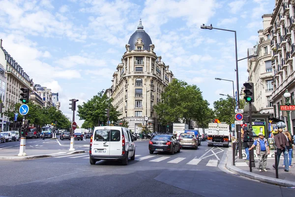 París, Francia, 12 de julio de 2016. Típica vista urbana. Grandes bulevares —  Fotos de Stock
