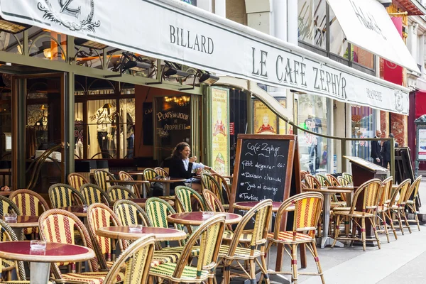 Paris, Frankreich, am 12. Juli 2016. typische Stadtstraße. Kleine Tische im Außencafé auf dem Bürgersteig. — Stockfoto