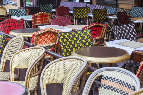 Little tables of summer cafe on the sidewalk in the European city — Stock Photo, Image