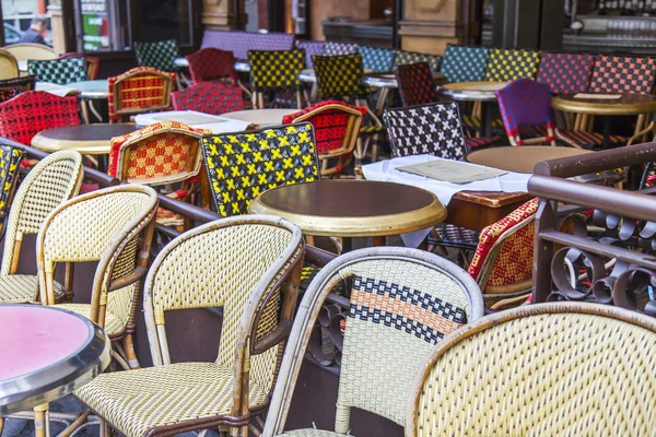 Little tables of summer cafe on the sidewalk in the European city — Stock Photo, Image