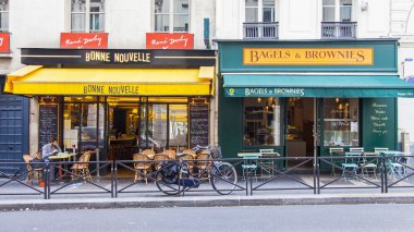 Paris, Fransa, üzerinde 12 Temmuz 2016. Gorodskaya Caddesi. Tipik Paris cafe. Kaldırımda küçük tablolar.