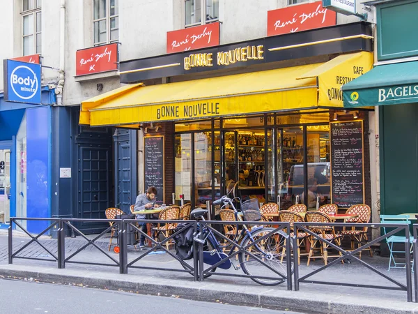 Париж, Франция, 12 июля 2016 г. Улица Городская. Типичное парижское кафе. Маленькие столы на тротуаре . — стоковое фото