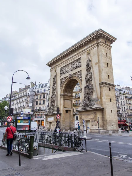 PARIS, FRANCE, on JULY 12, 2016. Typical urban view. Vorta Saint-Denis (La Porte Saint-Denis) - one of triumphal arches in the city — Stock Photo, Image