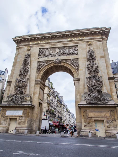 Париж, Франция, 12 июля 2016 г. Типичный вид на город. Vorta Saint-Denis (La Porte Saint-Denis) - одна из триумфальных арк в городе — стоковое фото