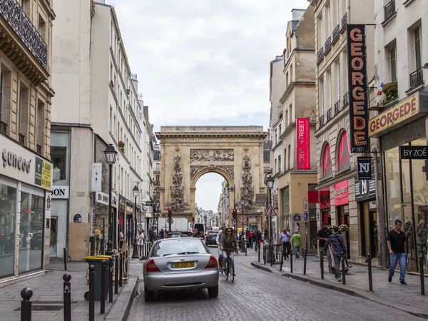 PARIS, FRANCE, le 12 juillet 2016. Vue urbaine typique. Vorta Saint-Denis (La Porte Saint-Denis) - l'un des arcs de triomphe de la ville — Photo