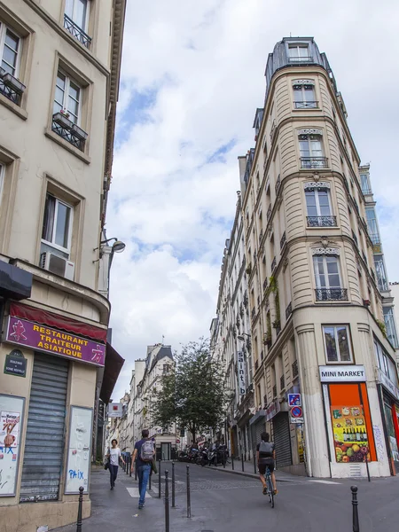 PARIS, FRANÇA, em 12 de julho de 2016. Vista urbana típica . — Fotografia de Stock