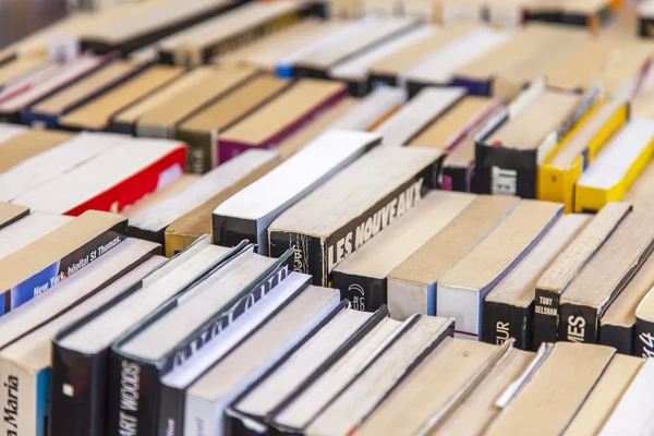 Old vintage books on a counter of secondhand bookshop — Stock Photo, Image