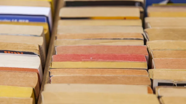 Vecchi libri d'epoca su un bancone di libreria di seconda mano — Foto Stock