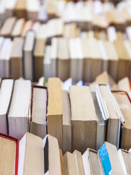 Παλαιά εκλεκτής ποιότητας βιβλία σε ένα μετρητή μεταχειρισμένο βιβλιοπωλείο — Φωτογραφία Αρχείου