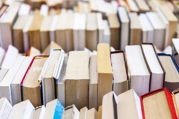 Παλαιά εκλεκτής ποιότητας βιβλία σε ένα μετρητή μεταχειρισμένο βιβλιοπωλείο — Φωτογραφία Αρχείου