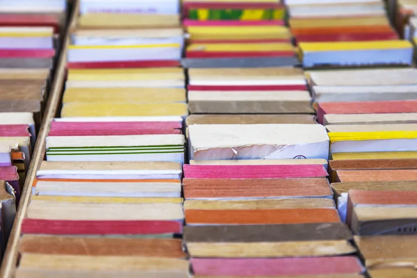 Old vintage books on a counter of secondhand bookshop — Stock Photo, Image