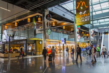 Amsterdam, Hollanda üzerinde 5 Temmuz 2016. Bir hareket Schiphol Havalimanı'nda yolcu bekliyoruz 