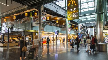 Amsterdam, Hollanda üzerinde 5 Temmuz 2016. Bir hareket Schiphol Havalimanı'nda yolcu bekliyoruz 