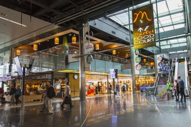 Amsterdam, Hollanda üzerinde 5 Temmuz 2016. Bir hareket Schiphol Havalimanı'nda yolcu bekliyoruz 