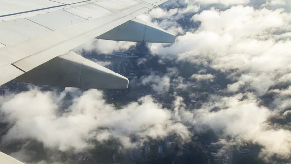 Paisaje aéreo. Una vista de la superficie de la Tierra desde una ventana del avión volador —  Fotos de Stock