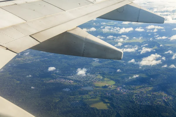 Aerial krajobraz. Widok powierzchni ziemi z okna samolotu latającego — Zdjęcie stockowe