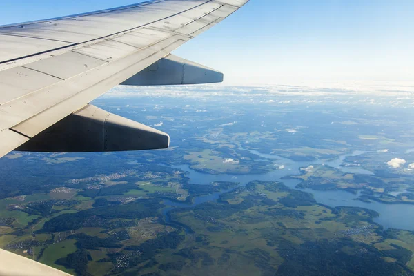 Hava manzara. Yeryüzüne uçan uçak penceresinden görünümü — Stok fotoğraf