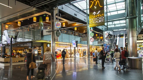 AMSTERDAM, NETHERLANDS on JULY 5, 2016. Passengers expect a departure at the Schiphol airport — Stock Photo, Image