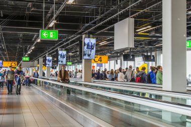Amsterdam, Hollanda üzerinde 5 Temmuz 2016. Schiphol Havalimanı'nda travelator yolcuları 