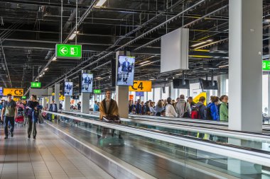 Amsterdam, Hollanda üzerinde 5 Temmuz 2016. Schiphol Havalimanı'nda travelator yolcuları 