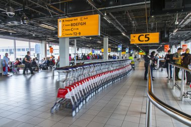 Amsterdam, Hollanda üzerinde 5 Temmuz 2016. Yükleyici roll-çıkışları taşıma