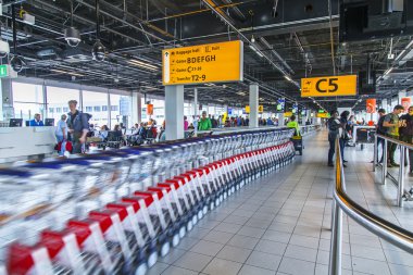 Amsterdam, Hollanda üzerinde 5 Temmuz 2016. Yükleyici roll-çıkışları taşıma