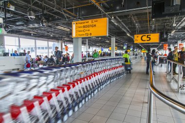 Amsterdam, Hollanda üzerinde 5 Temmuz 2016. Yükleyici roll-çıkışları taşıma