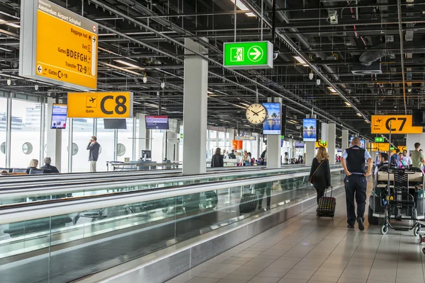 AMESTERDÃO, PAÍSES BAIXOS em 5 de julho de 2016. Passageiros no viajante no aeroporto de Schiphol — Fotografia de Stock