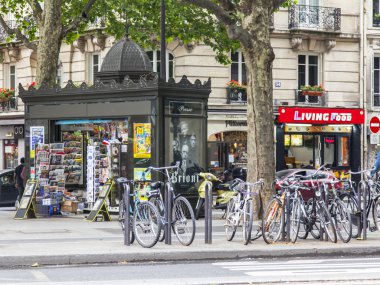 Paris, Fransa, üzerinde 12 Temmuz 2016. Tipik kentsel görünümü. Basın ve bisiklet park satış standı